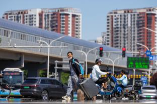 足球报：大连英博三连胜领跑中甲，梭鱼湾现场超2万球迷助阵